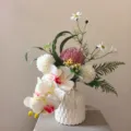 Arrangement de fleurs artificielles en soie dans un vase en céramique, élégant décor. - Bouquet + Vase 3