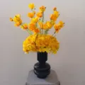 Bouquet de fleurs artificielles jaunes avec vase noir pour table de maison et restaurant. - Fleur + Vase en Céramique Noire