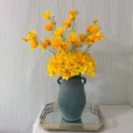 Bouquet de fleurs artificielles jaunes avec vase sombre vintage et plateau doré pour déco détail - Fleur + Vase en Grès Vert
