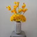 Bouquet de fleurs artificielles jaunes avec vase en céramique pour déco de table salon. - Fleur + Vase en Céramique Rayée Bordé d'Or