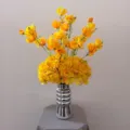 Bouquet de fleurs artificielles jaunes en vase argenté, détail déco de table élégant. - Bouquet + Vase en Céramique Argentée