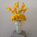 Bouquet de fleurs artificielles jaunes dans un vase en céramique blanche pour la décoration. - Fleur + Vase Fenton Vintage en Jade Crème