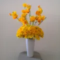 Bouquet de fleurs artificielles jaunes dans un vase blanc pour decoration interieure. - Fleur + Vase en Céramique Blanche