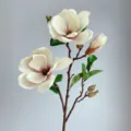 Nahaufnahme eines künstlichen Magnolienblütenzweigs, realistische Dekoration für Zuhause. - Lila Kern Weiß