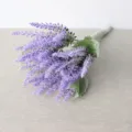 Detalle del ramo de lavanda artificial con realistas espigas moradas y hojas verdes. - Púrpura