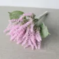 Detalle de ramo de lavanda artificial rosa con flores realistas para la decoración. - Rosa