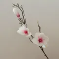 Dettaglio ravvicinato di ramo di magnolia artificiale con tre teste per decorare. - Rosa chiaro