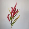 Nahaufnahme des künstlichen roten Fuchsschwanz-Blumenstiels mit grünen Blättern für Deko. - Rot