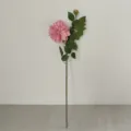 Gros plan de tige de fleur de dahlia rose artificielle, fleur unique avec bourgeon et feuilles. - Rose rouge