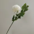 Vue détaillée d'une fleur de dahlia artificielle blanche avec des feuilles et un bourgeon. - Blanc Cassé