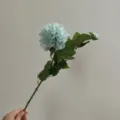 Gros plan détaillé d'une fleur de dahlia bleue artificielle avec bourgeon pour décoration. - Bleu