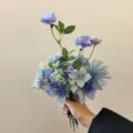 Détail d'un bouquet de fleurs artificielles bleues en soie pour décoration d'intérieur. - Bouquet Seul