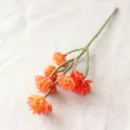 Primo piano dettagliato di un ramo di pianta succulenta artificiale con sei teste. - Arancione