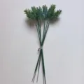 Vista detallada de tallos de follaje verde artificial para arreglos florales y decor. - Ramas de Conos de Pino (6 Tallos)