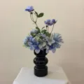 Bouquet de fleurs artificielles bleues dans un vase en céramique noire pour la décoration intérieure - Bouquet + Vase 2