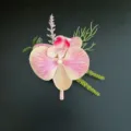 Ramillete de orquídea artificial rosa boutonnière para traje de novio esmoquin vista de detalle - Botonier 081-1