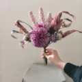 Gros plan d'un bouquet de fleurs artificielles violettes, élégante décoration florale en soie. - Bouquet Seul