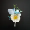 Detalle en primer plano de la botonera de novio artificial azul y blanca para evento. - Estilo 2 (XH046-2)