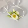 Dettaglio del corsetto floreale finto papavero rosa per matrimonio e supporto fotografico. - Stile B