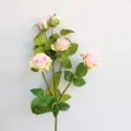 Detailaufnahme künstlicher Seidenrosen, Nahaufnahme rosa Blüten und Blätter für Deko. - Hellrosa