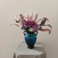 Bouquet de fleurs artificielles violettes mélangées modernes avec vase bleu décoration de mariage - Fleur + Vase en Verre Bleu