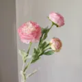 Primo piano dettagliato di stelo di fiore artificiale rosa in seta per decorazioni domestiche. - Viola rosato
