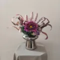 Bouquet de fleurs artificielles violettes modernes dans un vase argenté vue principale. - Bouquet + Vase en Céramique Argentée
