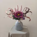 Bouquet de fleurs artificielles violettes moderne avec vase en céramique pour décor et mariage. - Bouquet + Vase en Céramique Bleue
