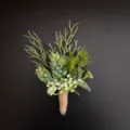 Détail de boutonnière artificielle en eucalyptus et fleurs, accessoire de mariage chic. - Style 1