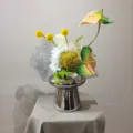 Arrangement floral artificiel de luxe moderne dans un vase argenté, idéal pour déco et photo. - Fleurs + Vase
