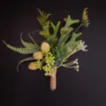 Gros plan détaillé de la boutonnière de fleurs d'eucalyptus artificielles avec corde de jute. - Style 3