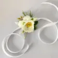 Dettaglio fiore da polso papavero artificiale bianco, elegante fiore in tessuto con nastro. - Stile A