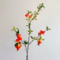 Ramo di melograno artificiale con 5 teste e fiori per decorazioni e oggetti di scena. - Arancione