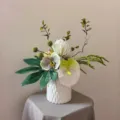 Détail de fleur artificielle luxueux arrangement floral blanc moderne vase élégant. - Bouquet + Vase 3