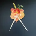 Gros plan détaillé d'une boutonnière d'orchidée artificielle avec ruban et accents de feuilles. - Boutonnière 082-1