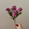 Detaillierte Nahaufnahme des künstlichen lila Blumenstraußes für DIY Heimdekoration. - Rosa-Lila
