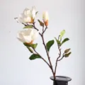 Künstlicher weißer Magnolienblütenzweig, elegante Seidenblumen Dekoration für das Zuhause. - Gebrochenes Weiß