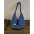 Dettaglio borsa a tracolla in maglia blu, design uncinetto casual, borsa mare estiva estetica. - Blu scuro