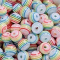 Gros plan de perles rondes rayées en résine colorée pour fabrication de bijoux DIY. - Transparent Irisé