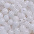 Gros plan détaillé de perles en résine rayées blanches, parfaites pour les bijoux et bracelets. - Blanc Clair