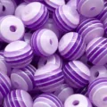 Vue détaillée de perles rondes en résine rayées, perles intercalaires pour bracelets DIY colorés. - Violet Transparent