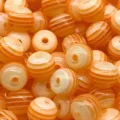 Perles rondes en résine rayées orange et blanc vue détail pour accessoires de bijoux DIY - Orange Transparent