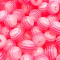 Gros plan de perles rondes en resine rayées rose, ideal pour bijoux DIY et breloques. - Rose Rouge Transparent