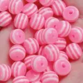 Perles en résine rayées rose et blanc, parfaites pour les bracelets DIY et accessoires. - Rose rouge