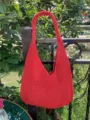 Borsa a spalla traforata rossa da donna, borsa tote lavorata all'uncinetto vacanza. - Rosso