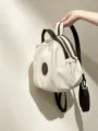 Vue détaillée du mini sac à dos en toile avec sangles marron et patch rond élégant. - Brun et Blanc Patchwork