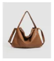 Vue détaillée du sac porté épaule en cuir souple marron, design minimaliste grand. - Marron