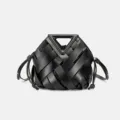Sac à main tressé en cuir noir avec poignée triangulaire distinctive et bandoulière chic. - Noir