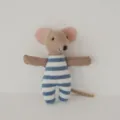 Gros plan détaillé de la mini souris en tissu avec barboteuse rayée et douce texture. - Poupée Souris Bleue