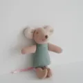 Petite peluche souris variante, jouet animal en tissu 10cm avec robe verte et queue. - Poupée Souris Pyjama Vert